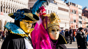 Italien Venedig Karneval Paar mit Masken Foto iStock andyparker72.jpg
